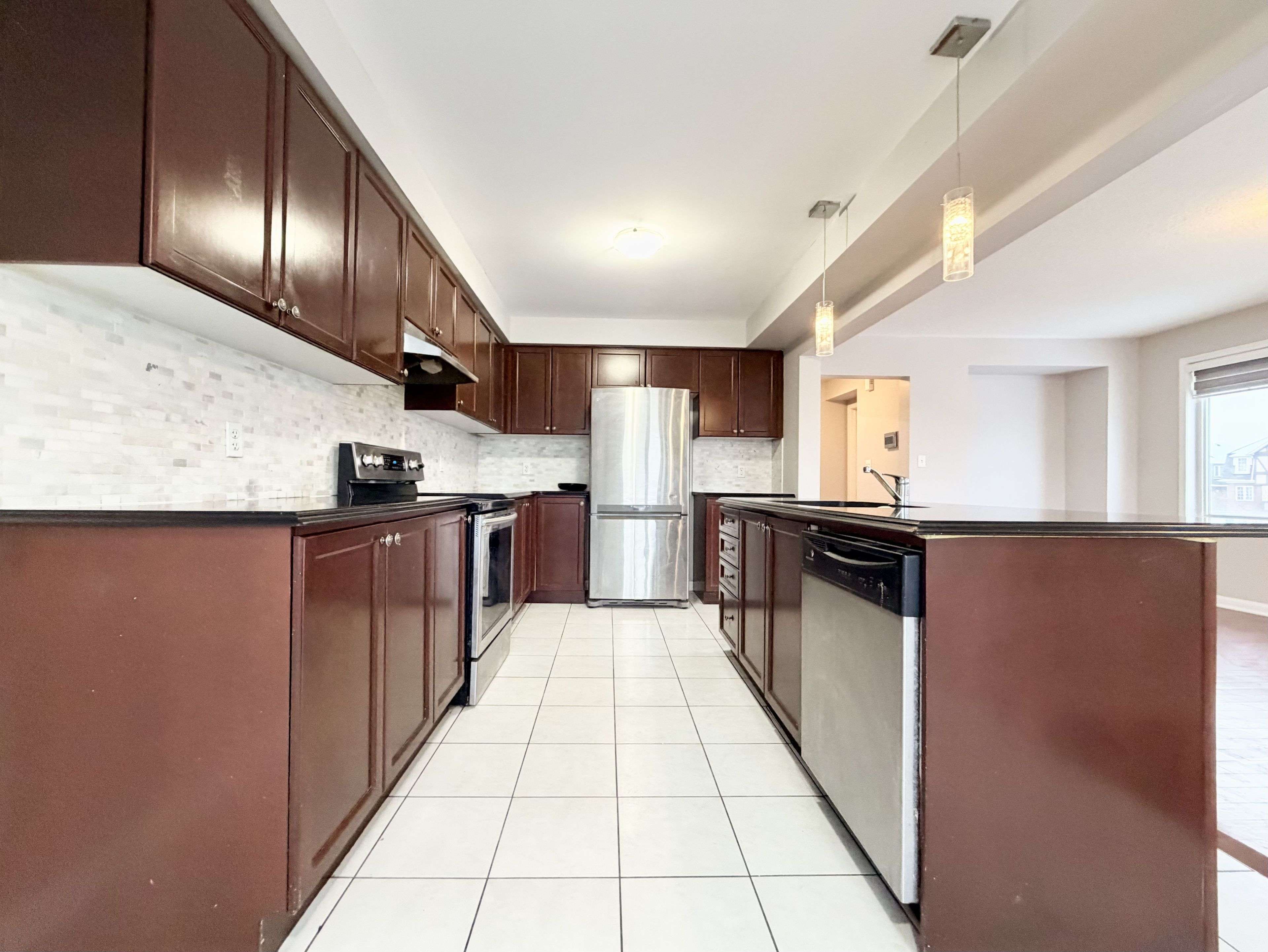 Brampton, ON L7A 0S7,16 Saunter CT