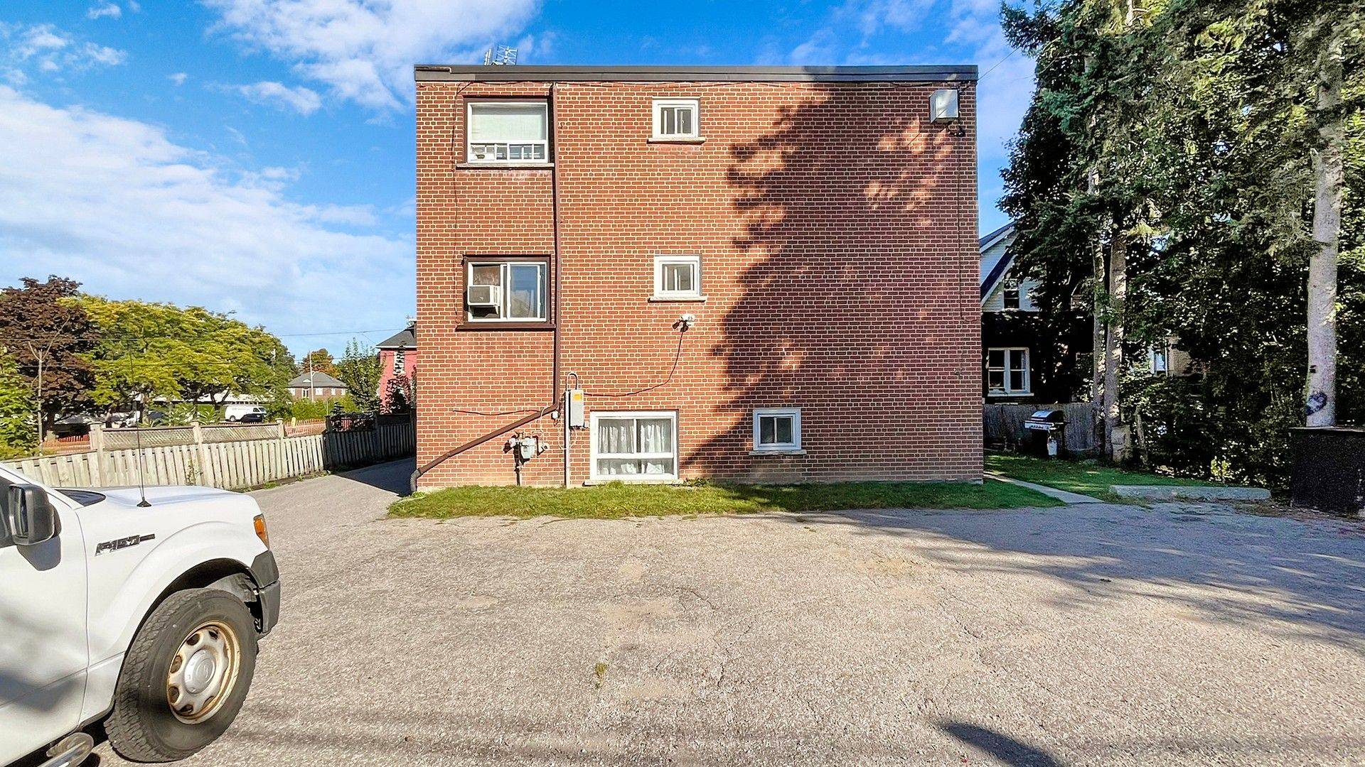 Oshawa, ON L1G 1S5,97 Elgin ST W #6