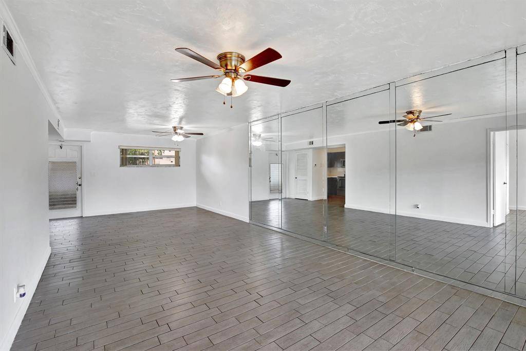 Pembroke Pines, FL 33025,9400 N Hollybrook Lake Dr #105