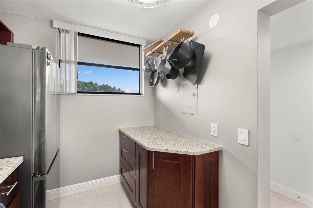 Oakland Park, FL 33309,111 Lake Emerald Dr #401