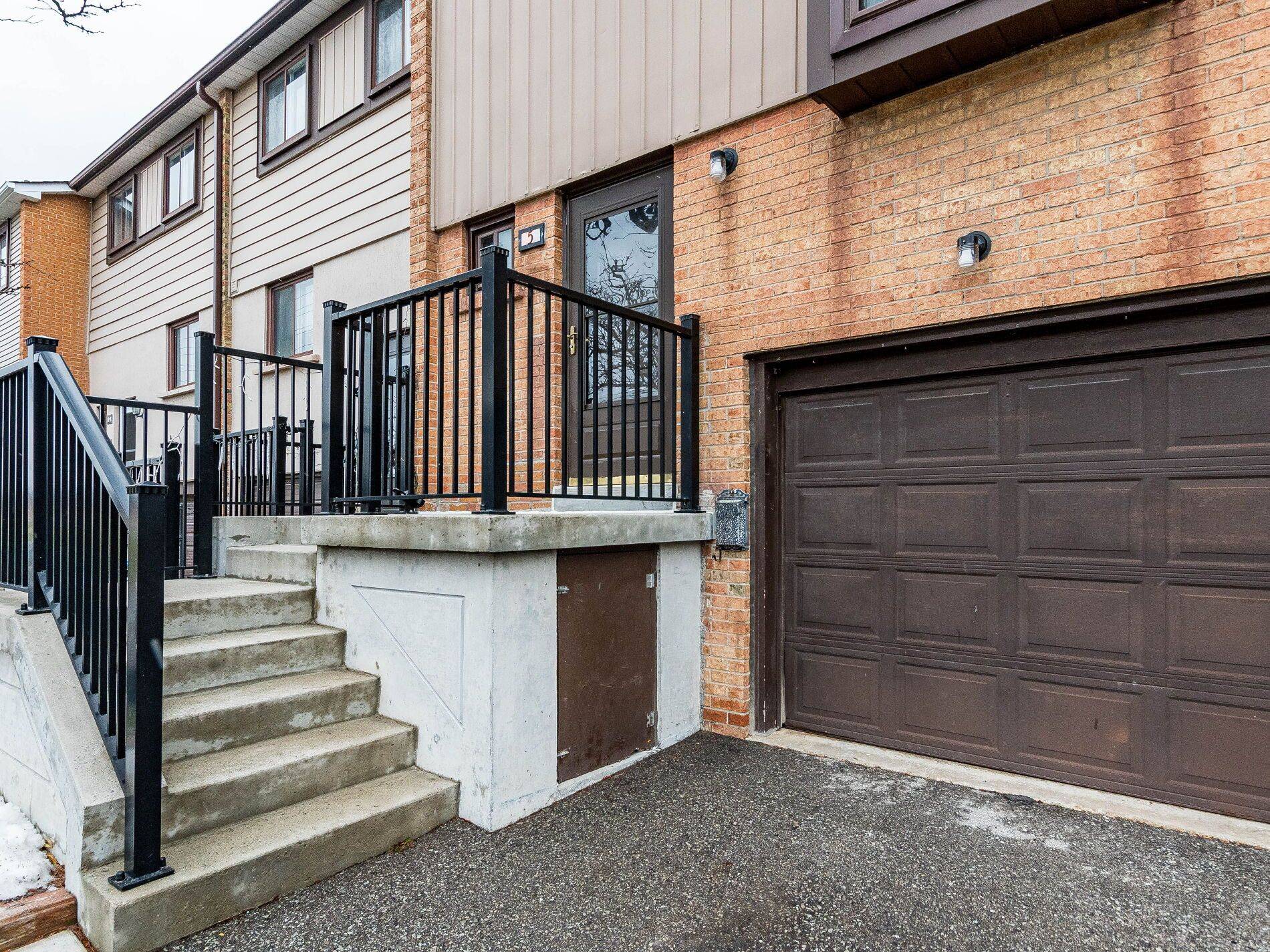 Brampton, ON L6S 3K9,5 Moregate CRES