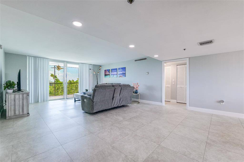 Lauderhill, FL 33319,3910 Inverrary Blvd #708-B