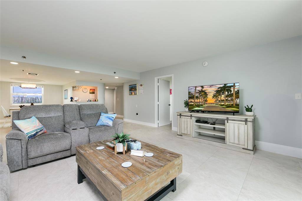 Lauderhill, FL 33319,3910 Inverrary Blvd #708-B