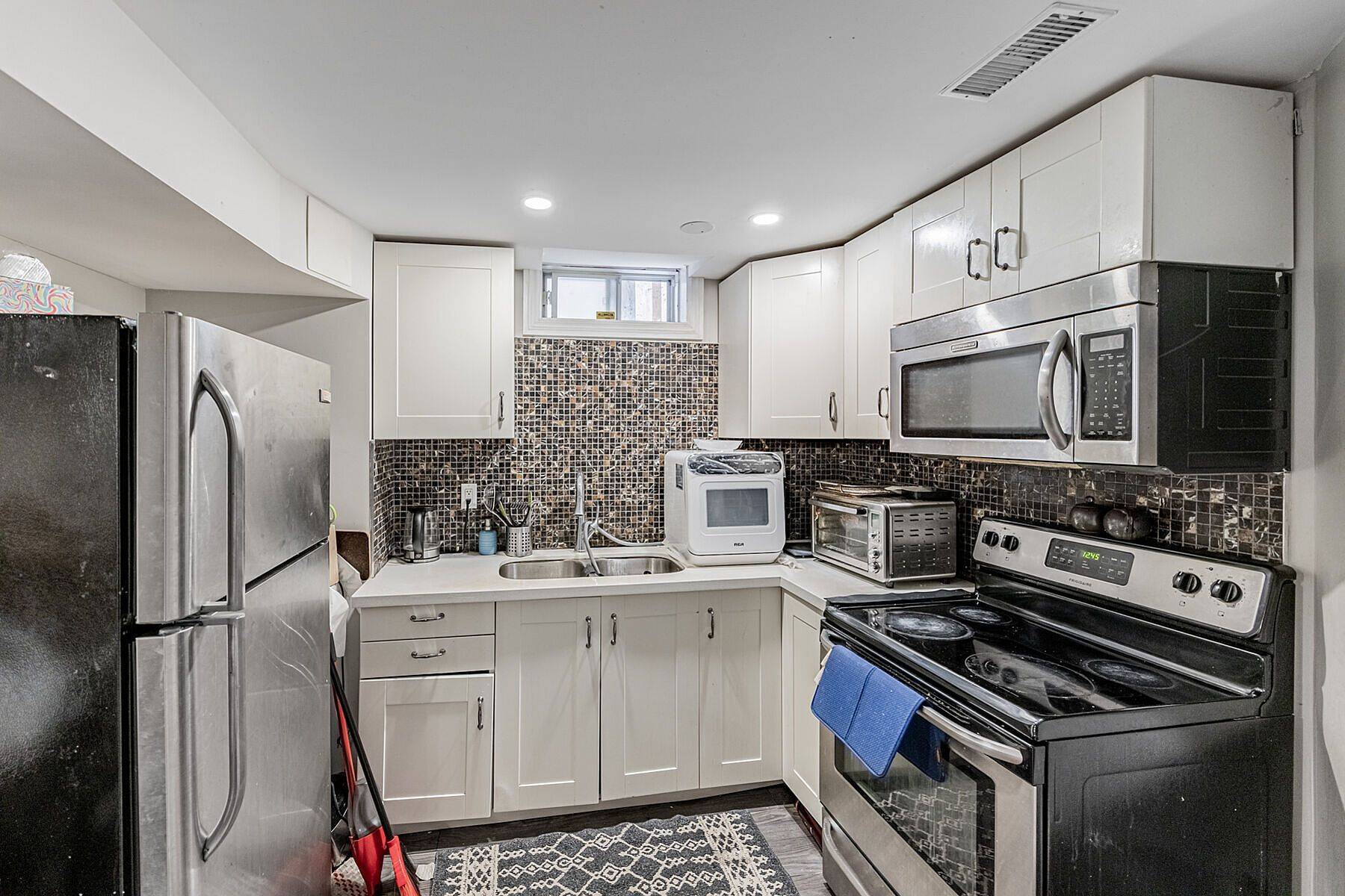 Mississauga, ON L5M 6K5,5930 Bassinger PL #Bsmt