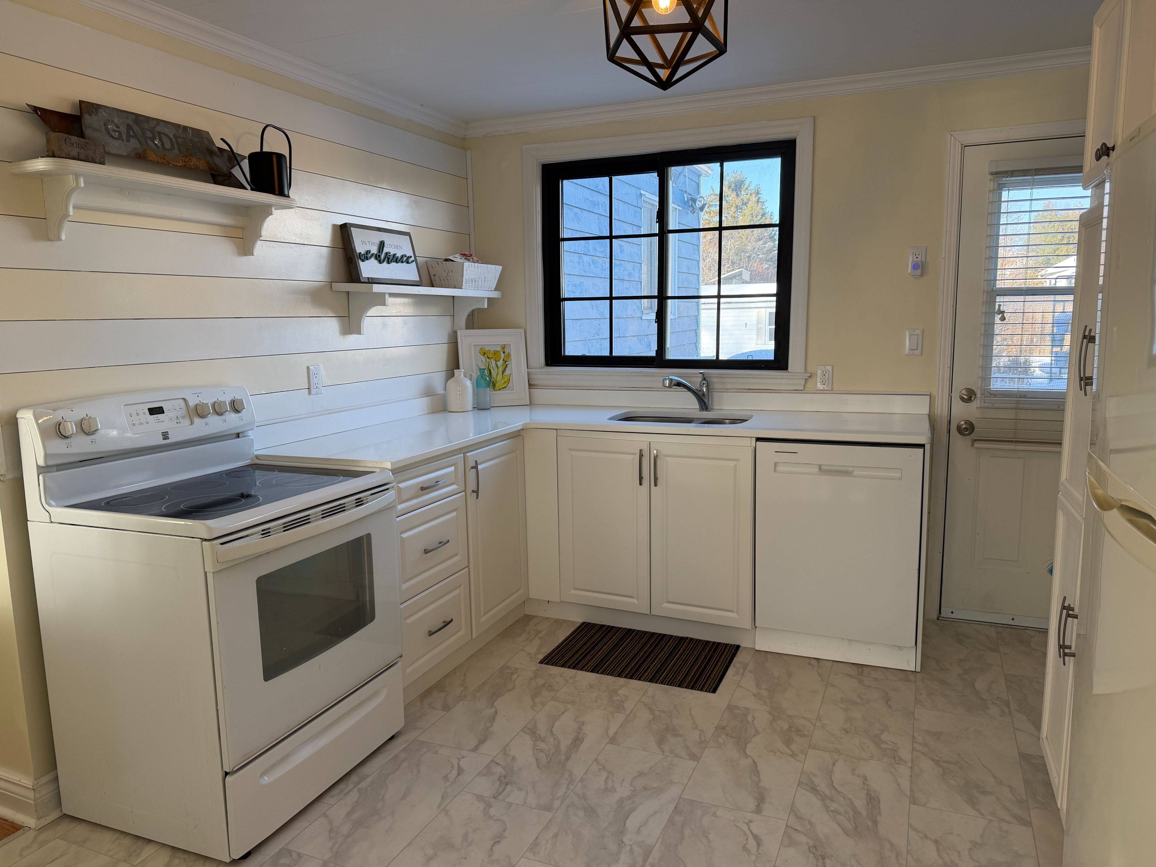 Cobourg, ON K9A 1R5,246 Lake ST