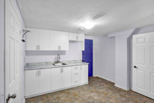 Oshawa, ON L1H 0B7,58 Avenue ST #Lower