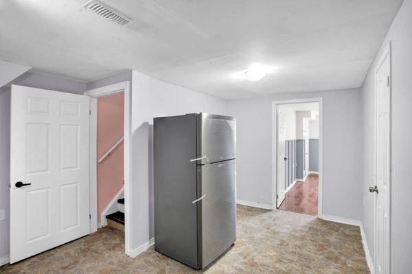 Oshawa, ON L1H 0B7,58 Avenue ST #Lower