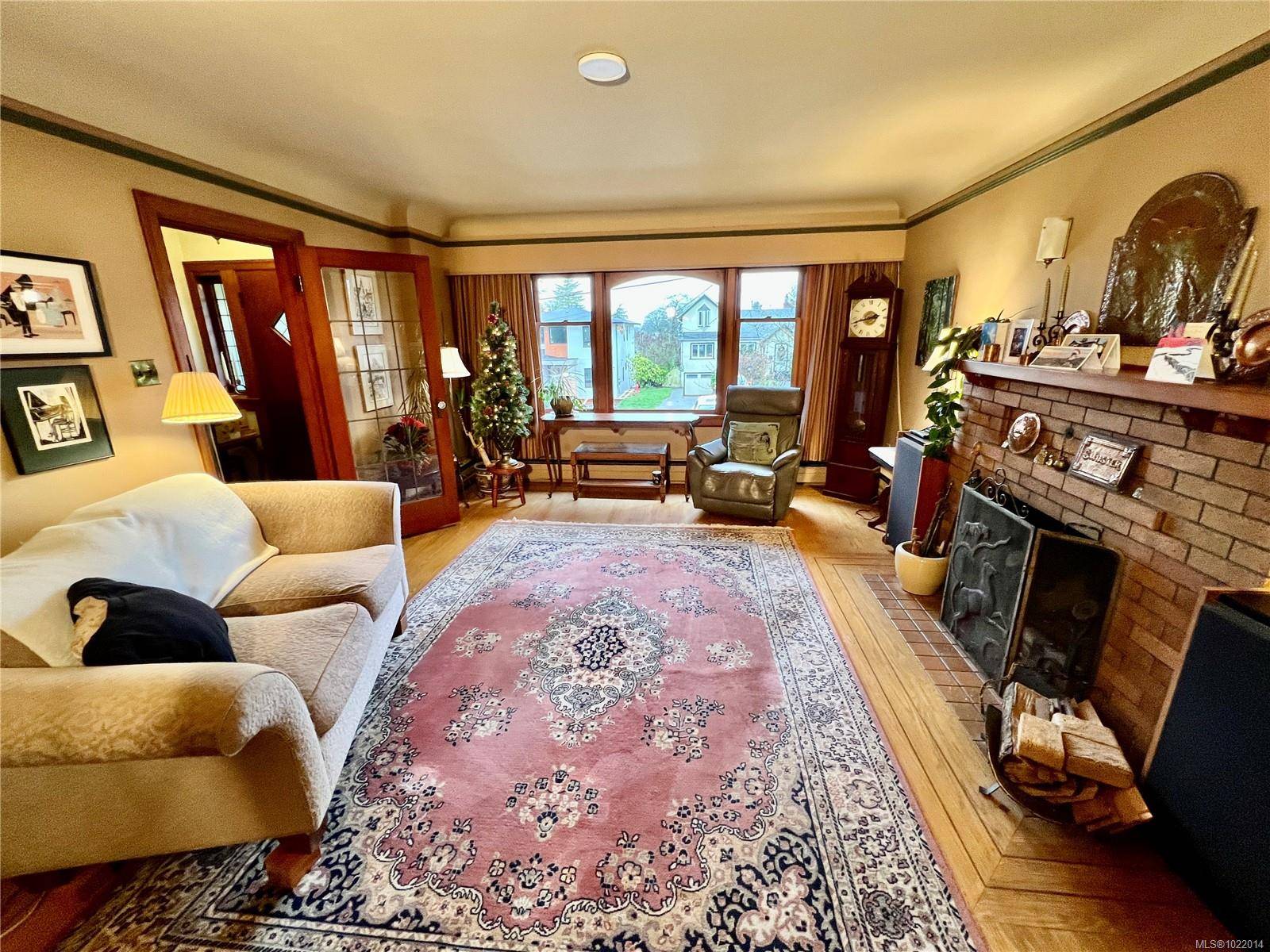 Saanich, BC V8X 1R9,3681 Elliston Ave