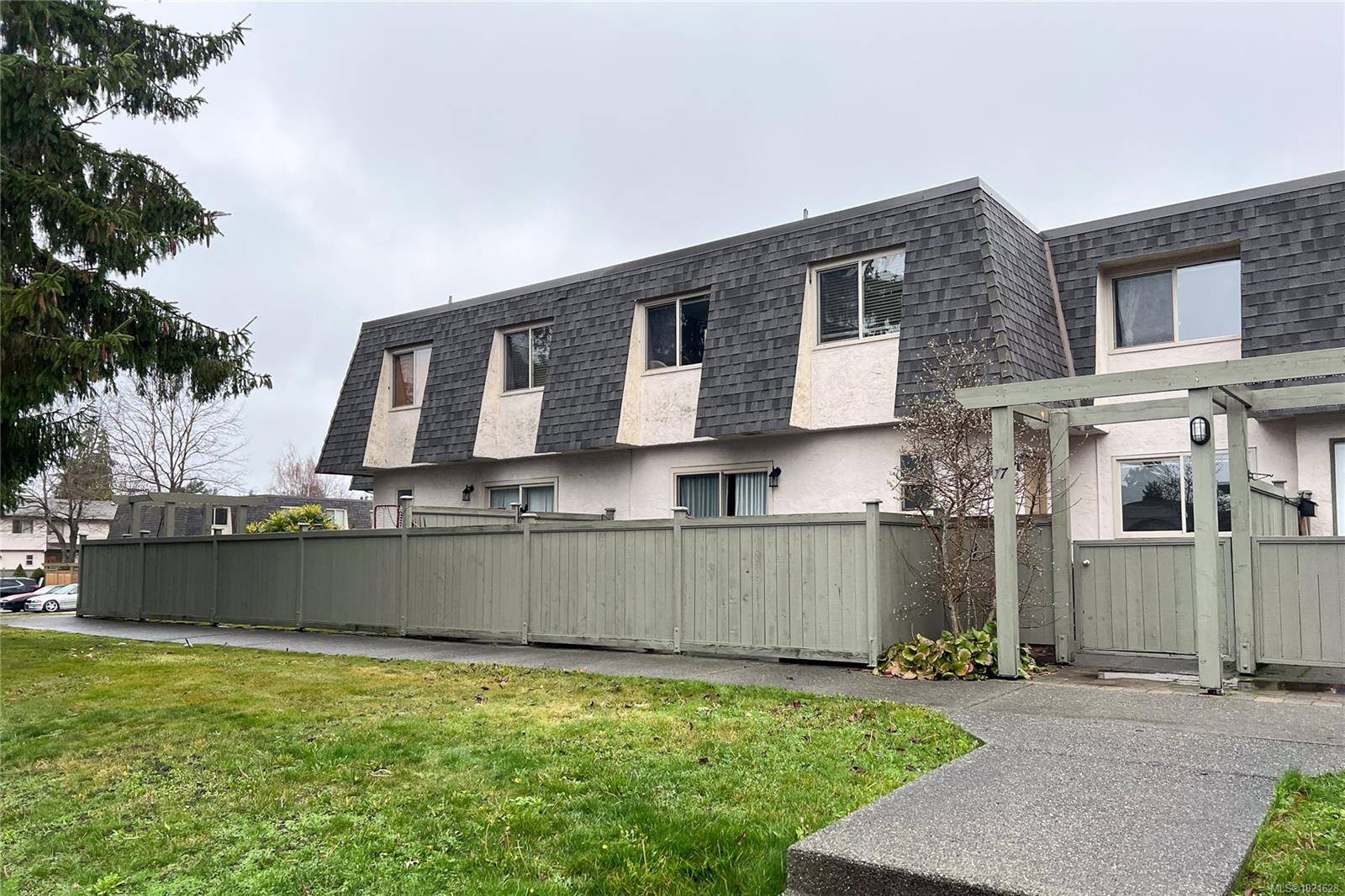 Saanich, BC V8V 3K4,4061 Larchwood Dr #77