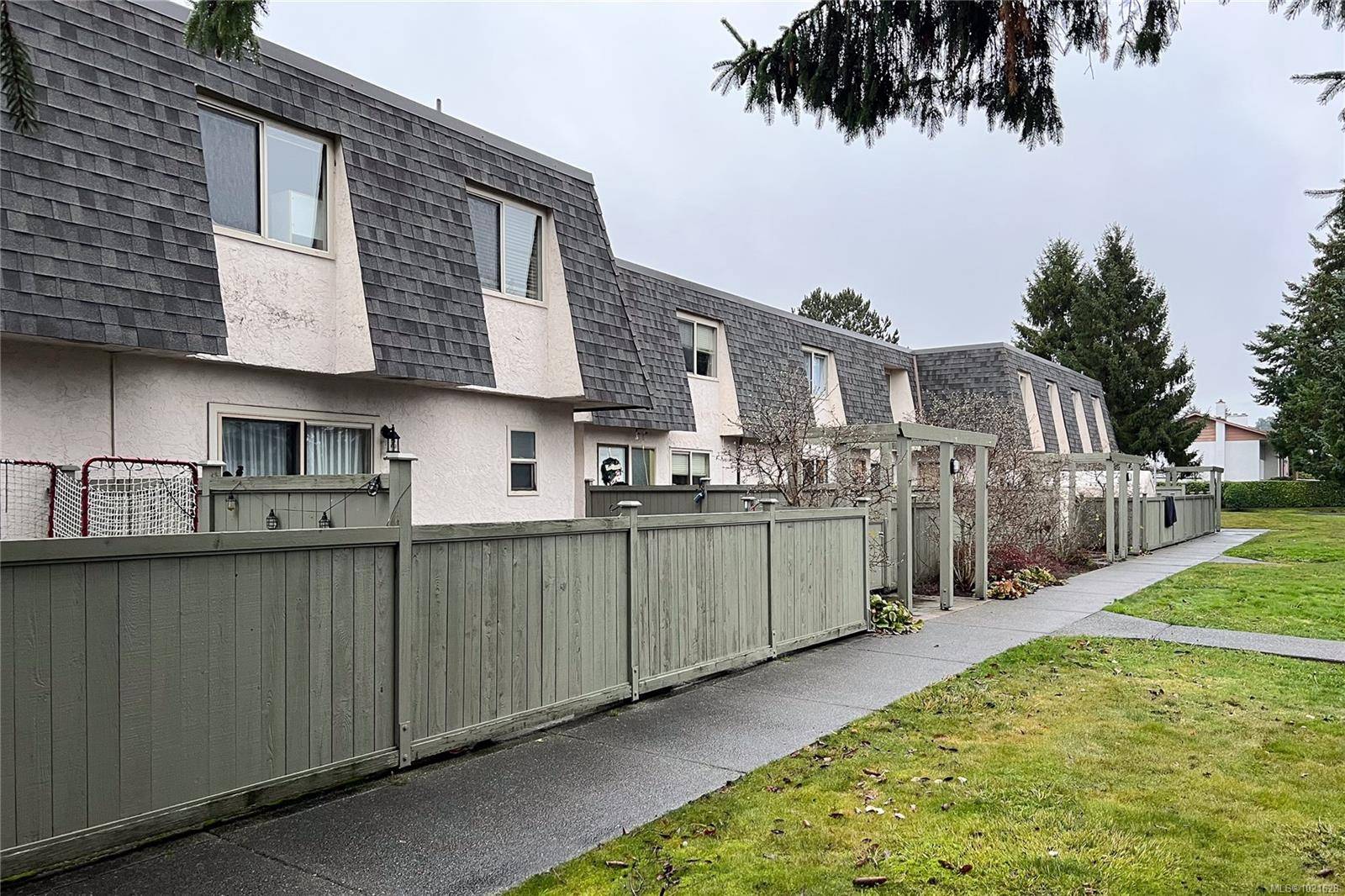 Saanich, BC V8V 3K4,4061 Larchwood Dr #77