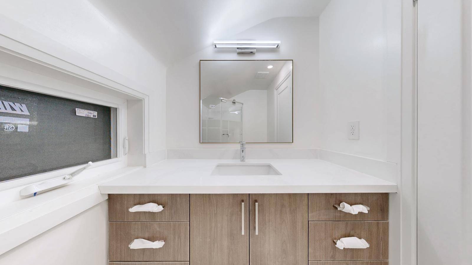 Toronto E10, ON M1C 1C7,61 Gladys RD #unit 3