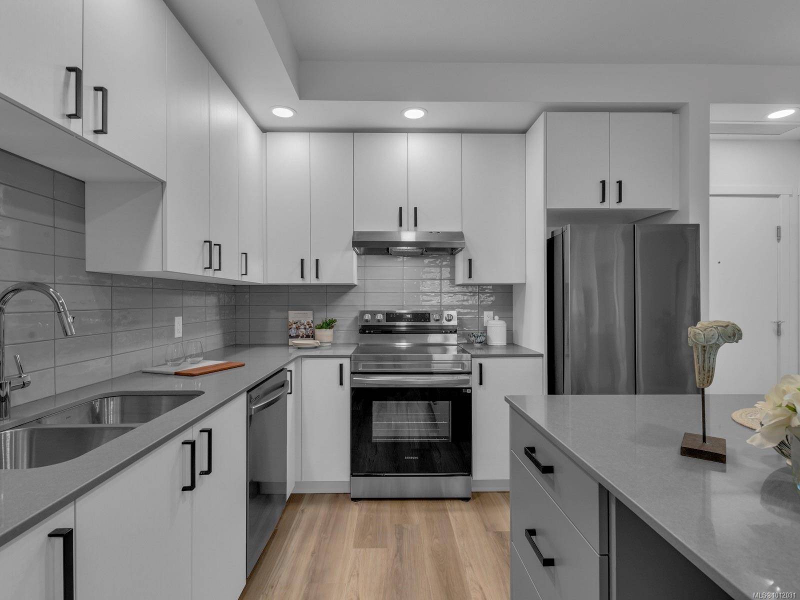 Langford, BC V9B 7E8,2390 City Gate Blvd #613