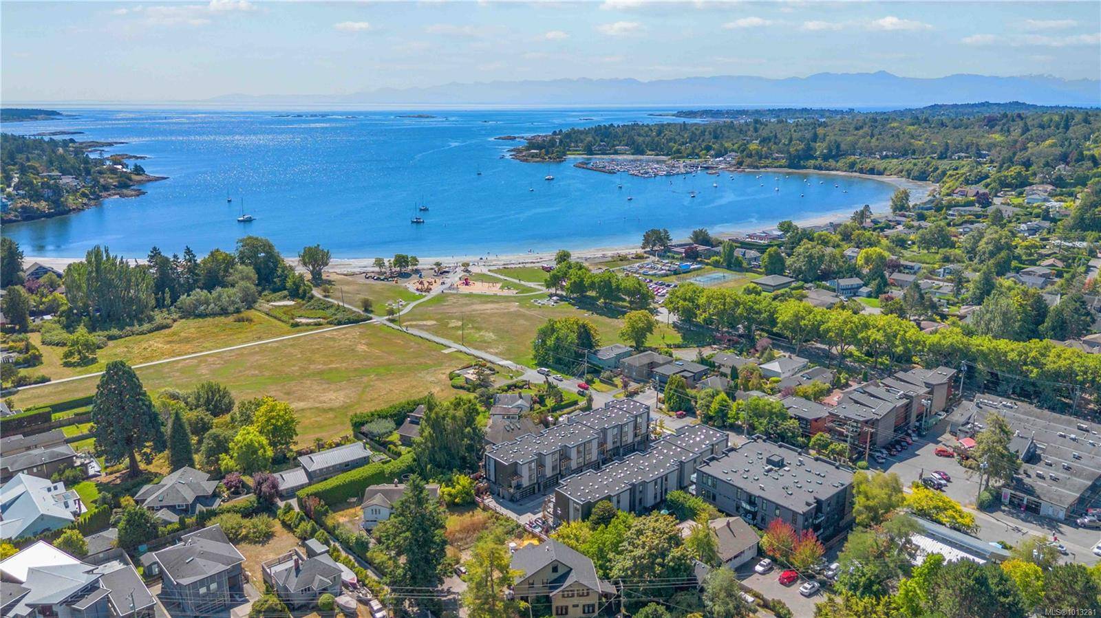 Saanich, BC V8N 1G3,2590 Penrhyn St #2