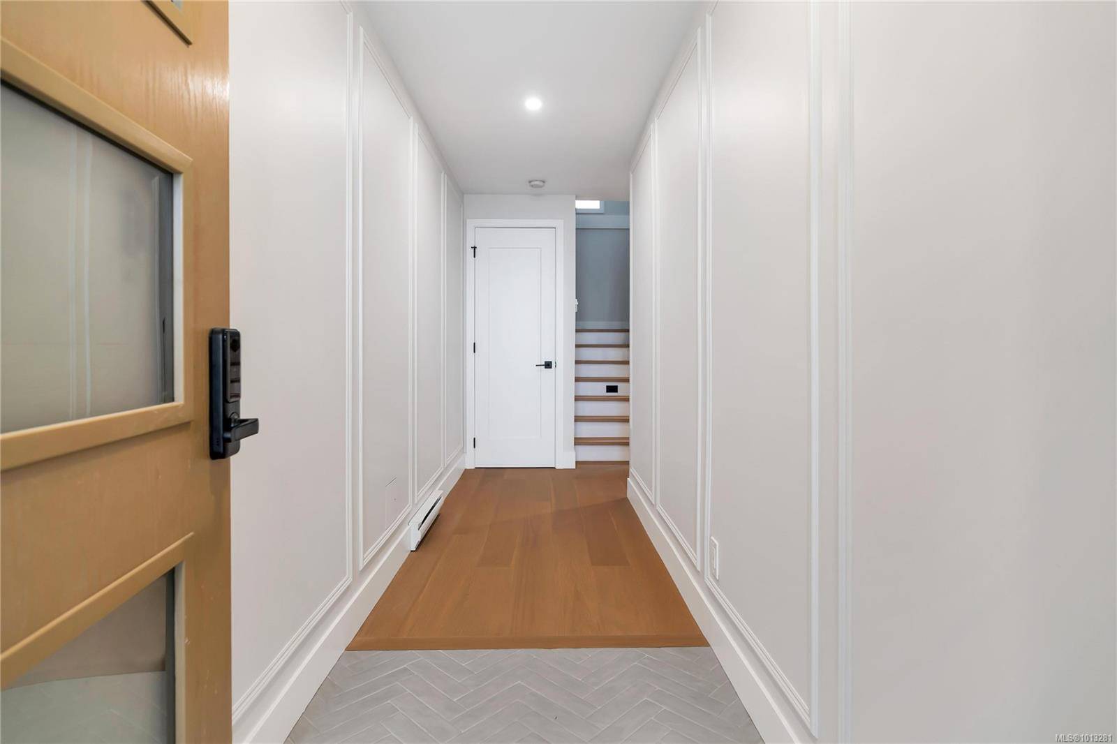 Saanich, BC V8N 1G3,2590 Penrhyn St #2