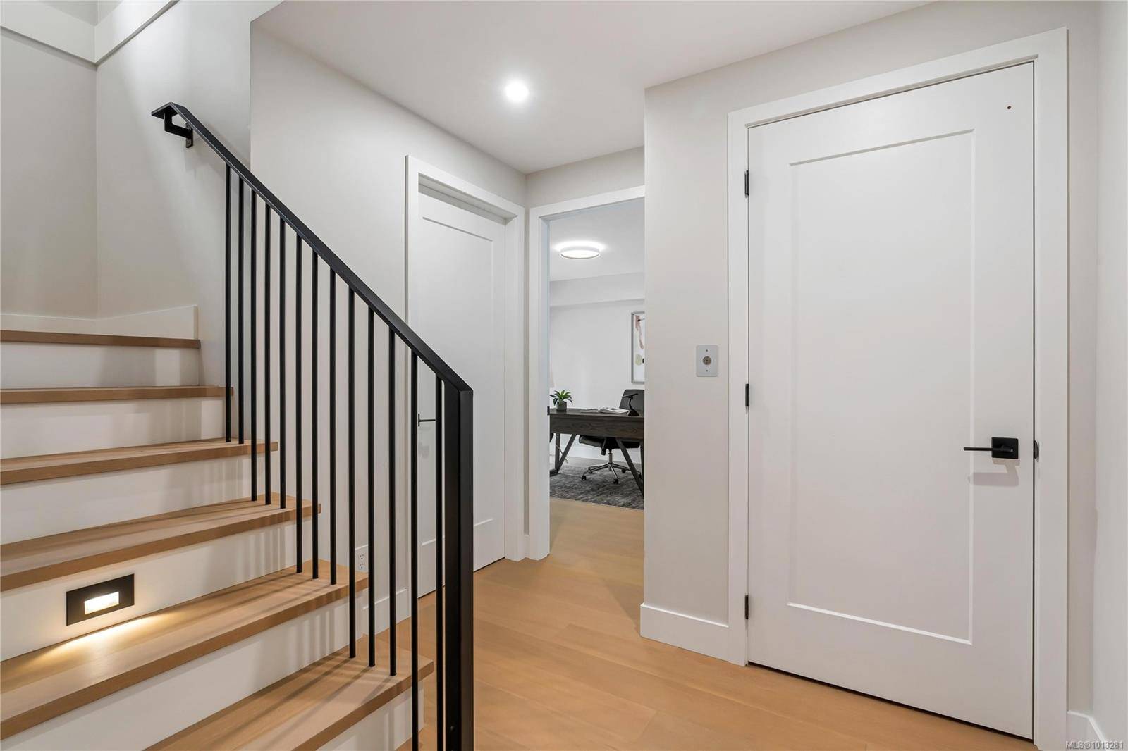 Saanich, BC V8N 1G3,2590 Penrhyn St #2