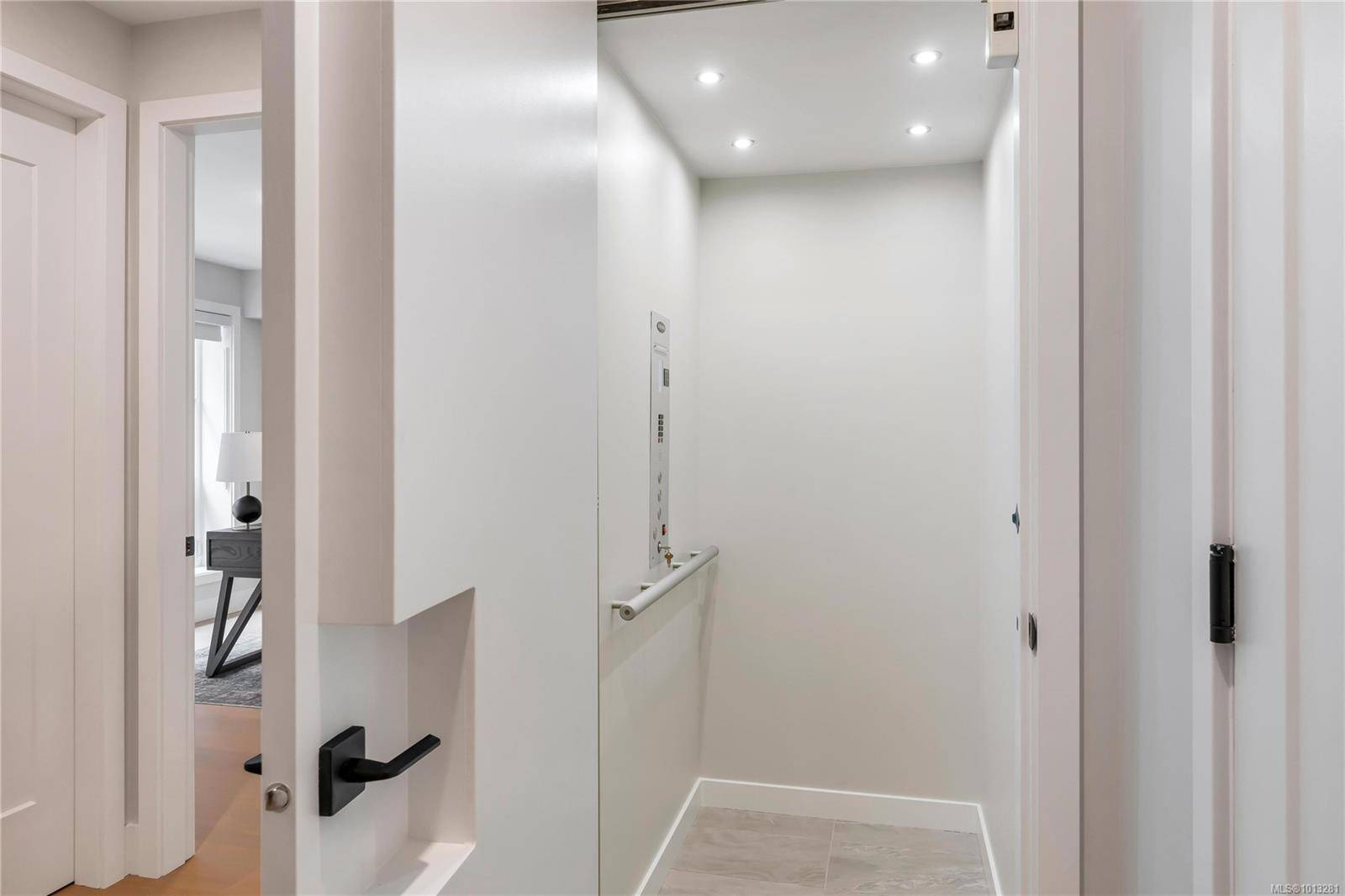 Saanich, BC V8N 1G3,2590 Penrhyn St #2