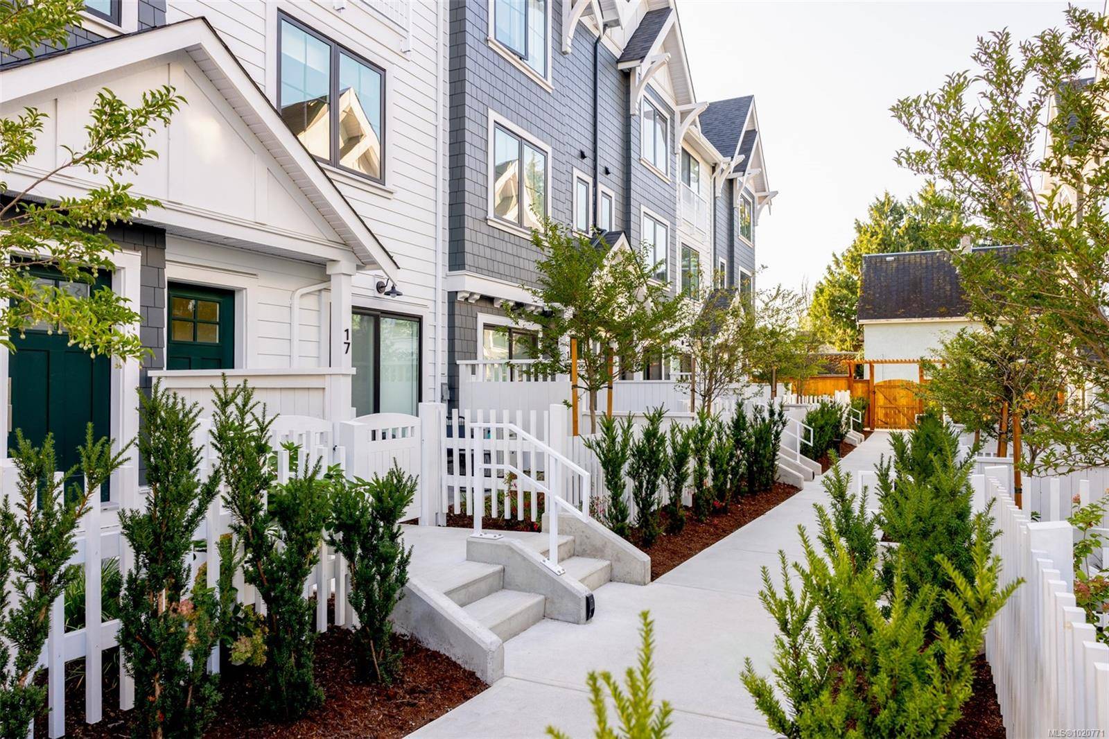 Saanich, BC V8Z 3R2,3450 Whittier Ave #TH8