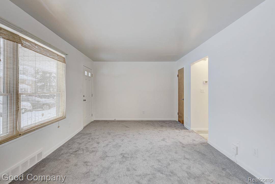 Dearborn Heights, MI 48127,6958 Town LN