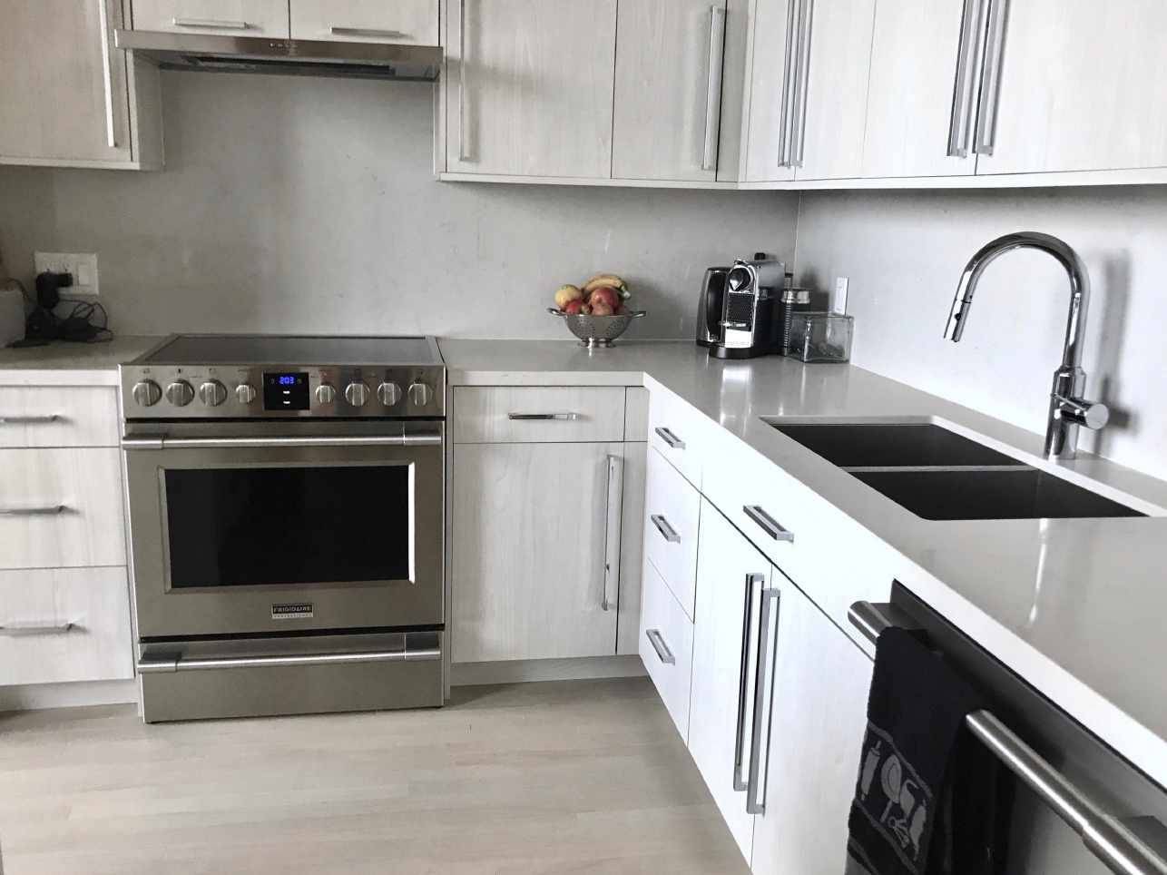 Toronto C01, ON M6J 1H2,993 Queen ST W #PH14