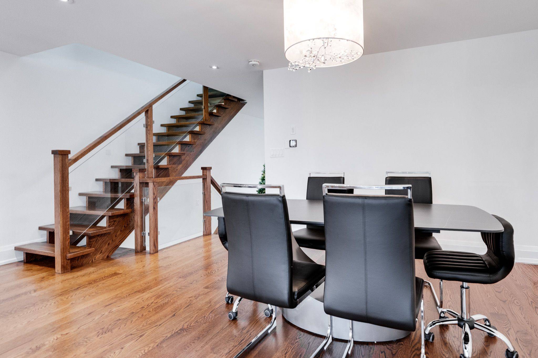 Toronto W06, ON M8V 1T3,119B Hillside AVE