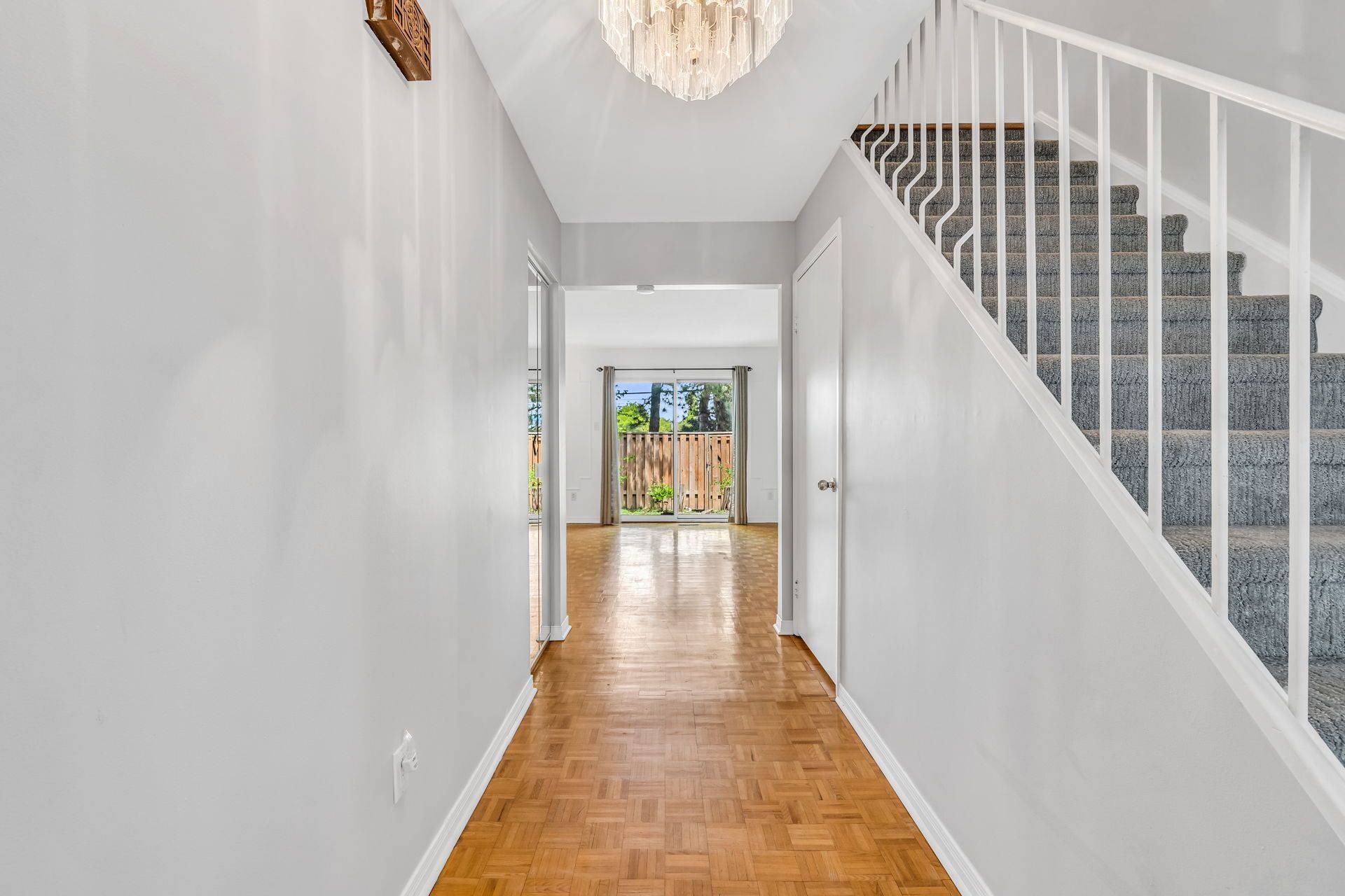 Markham, ON L3T 5B8,22 Niles WAY #325