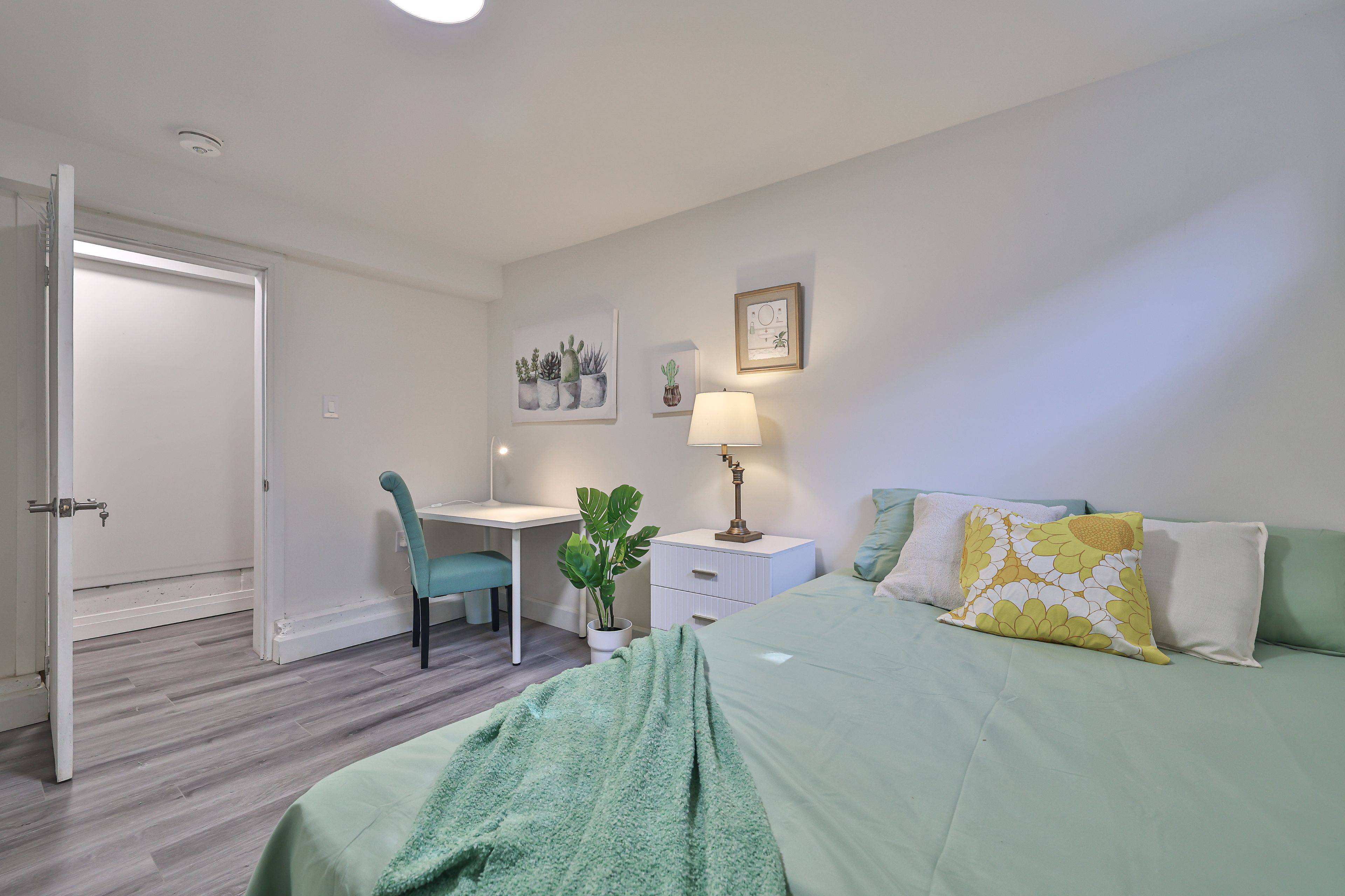 Toronto W01, ON M6R 2C6,5 Sorauren AVE #1