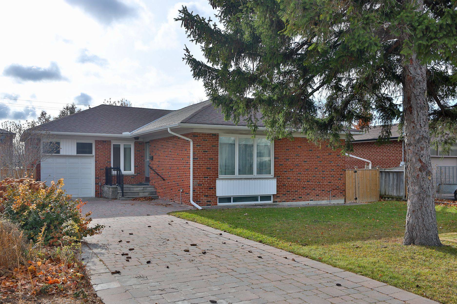 Toronto W05, ON M3M 1T3,261 Epsom Downs DR #Main