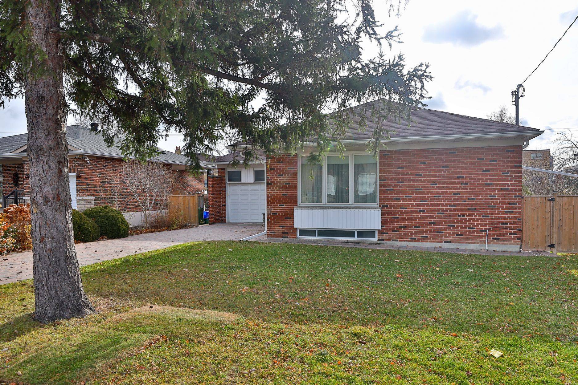 Toronto W05, ON M3M 1T3,261 Epsom Downs DR #Main