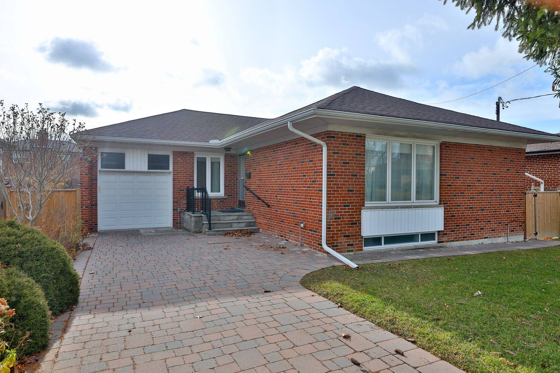 Toronto W05, ON M3M 1T3,261 Epsom Downs DR #Main