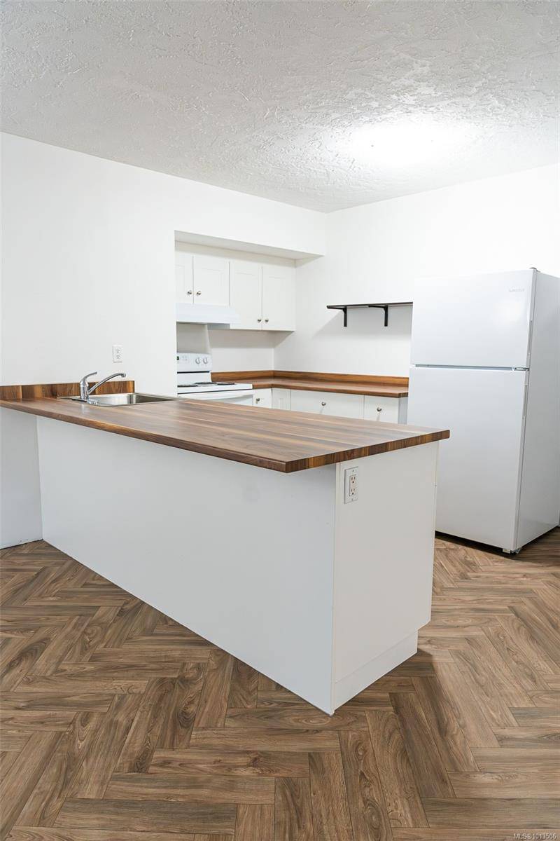 Victoria, BC V8R 4W9,1975 Lee Ave #112