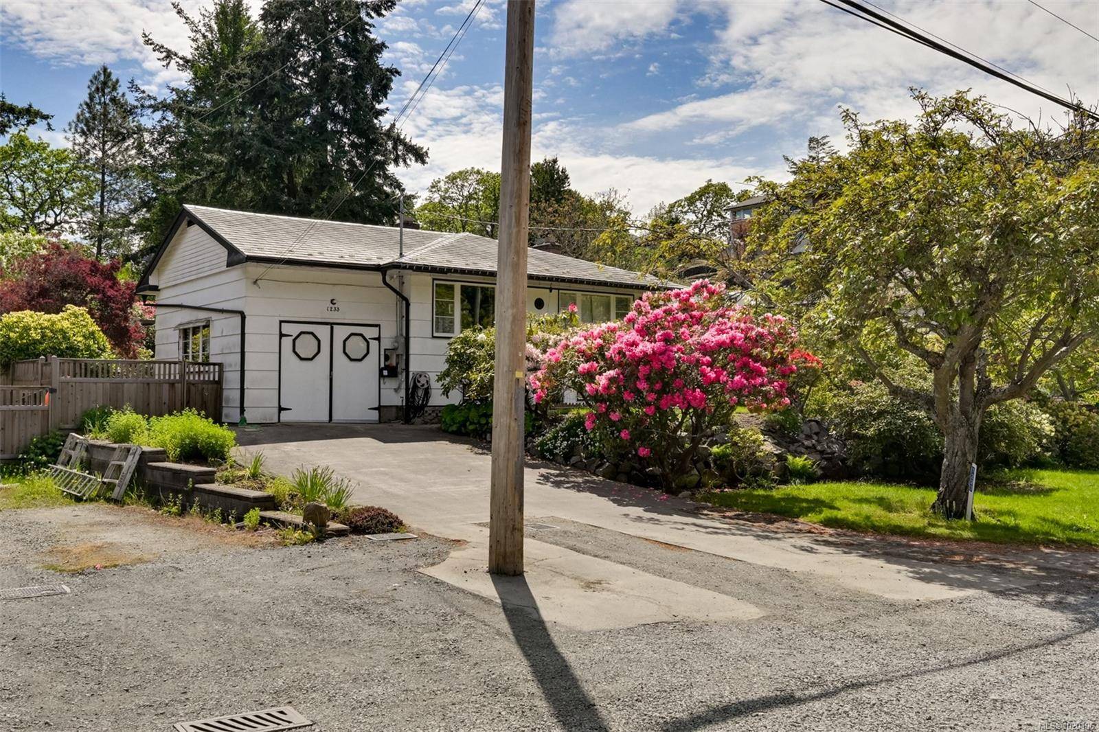 Saanich, BC V8P 1Y8,1233 Tattersall Dr