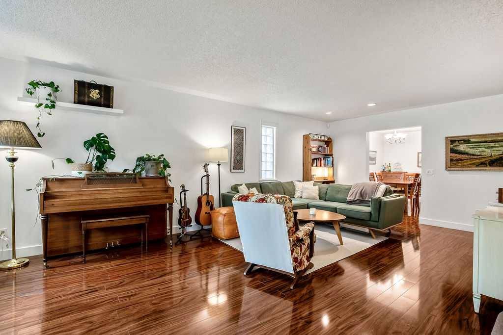 Calgary, AB T3E 2R1,1926/1928 32 ST SW