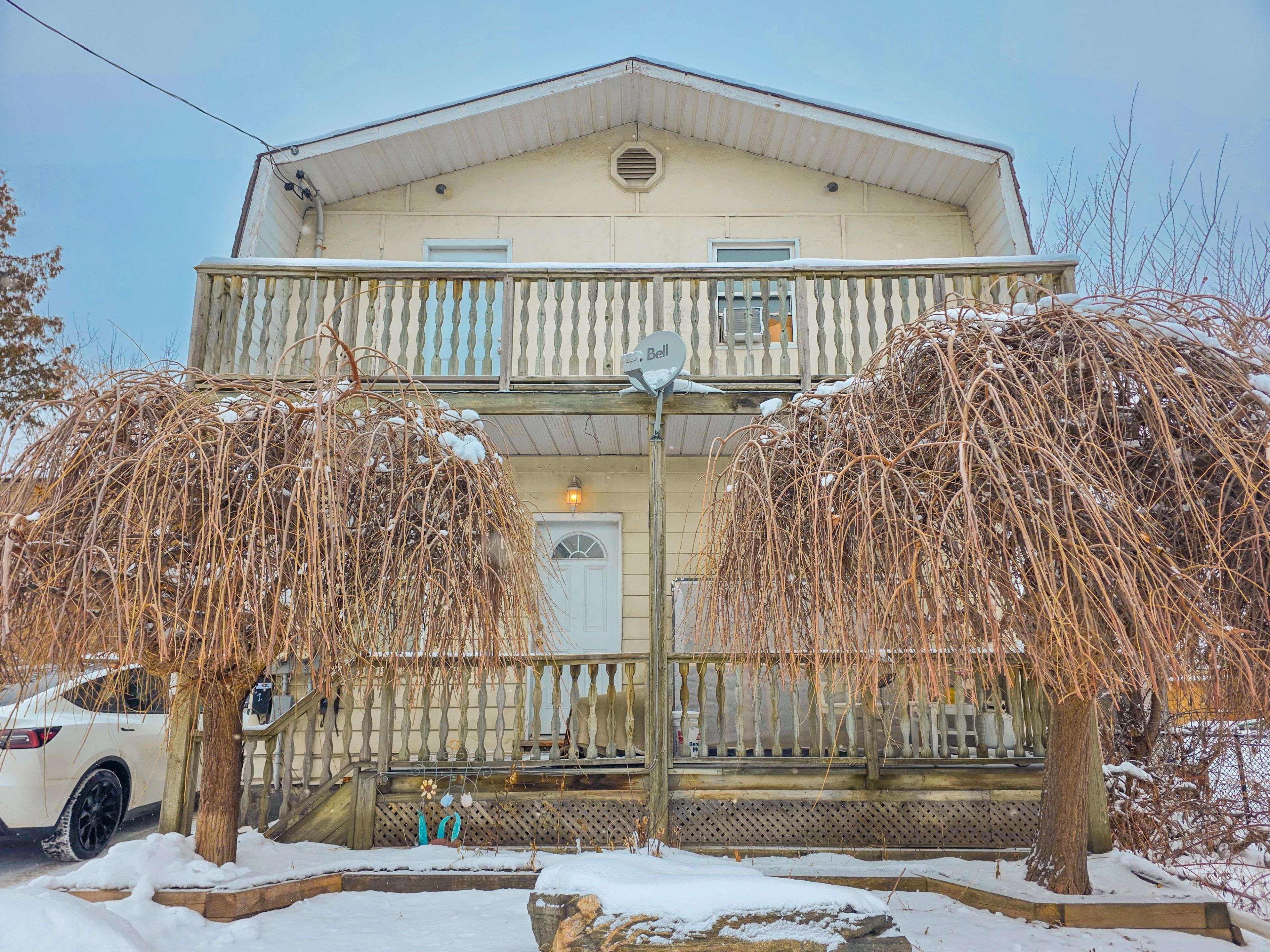 Oshawa, ON L1H 2N8,38 Olive AVE #Upper