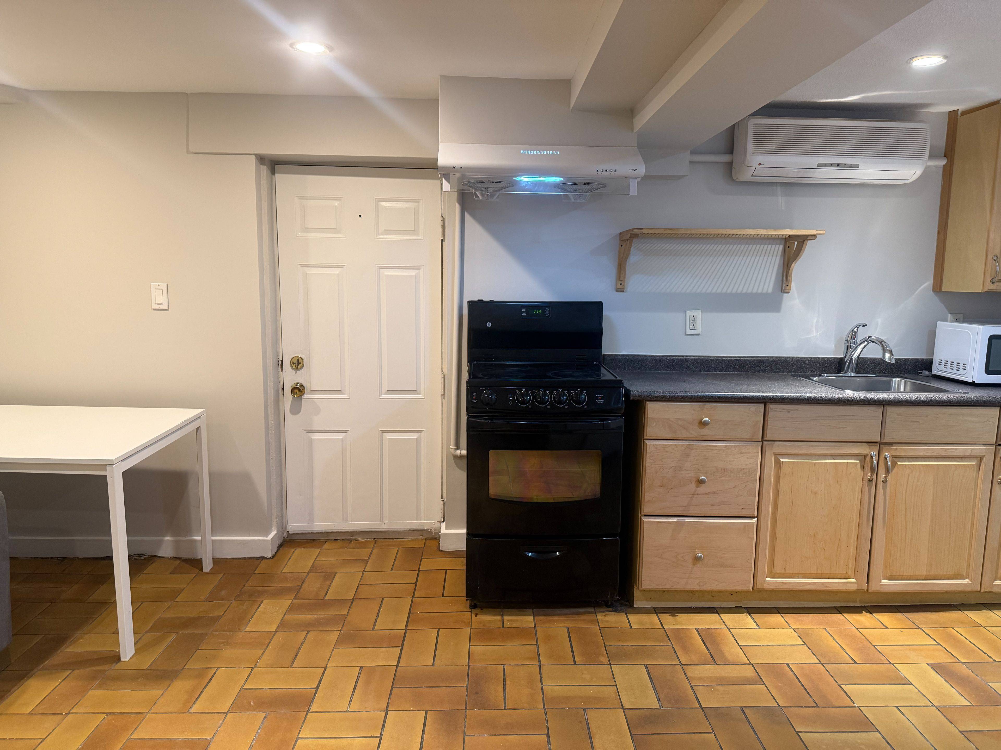 Toronto C01, ON M6J 2E4,4 Sully CRES