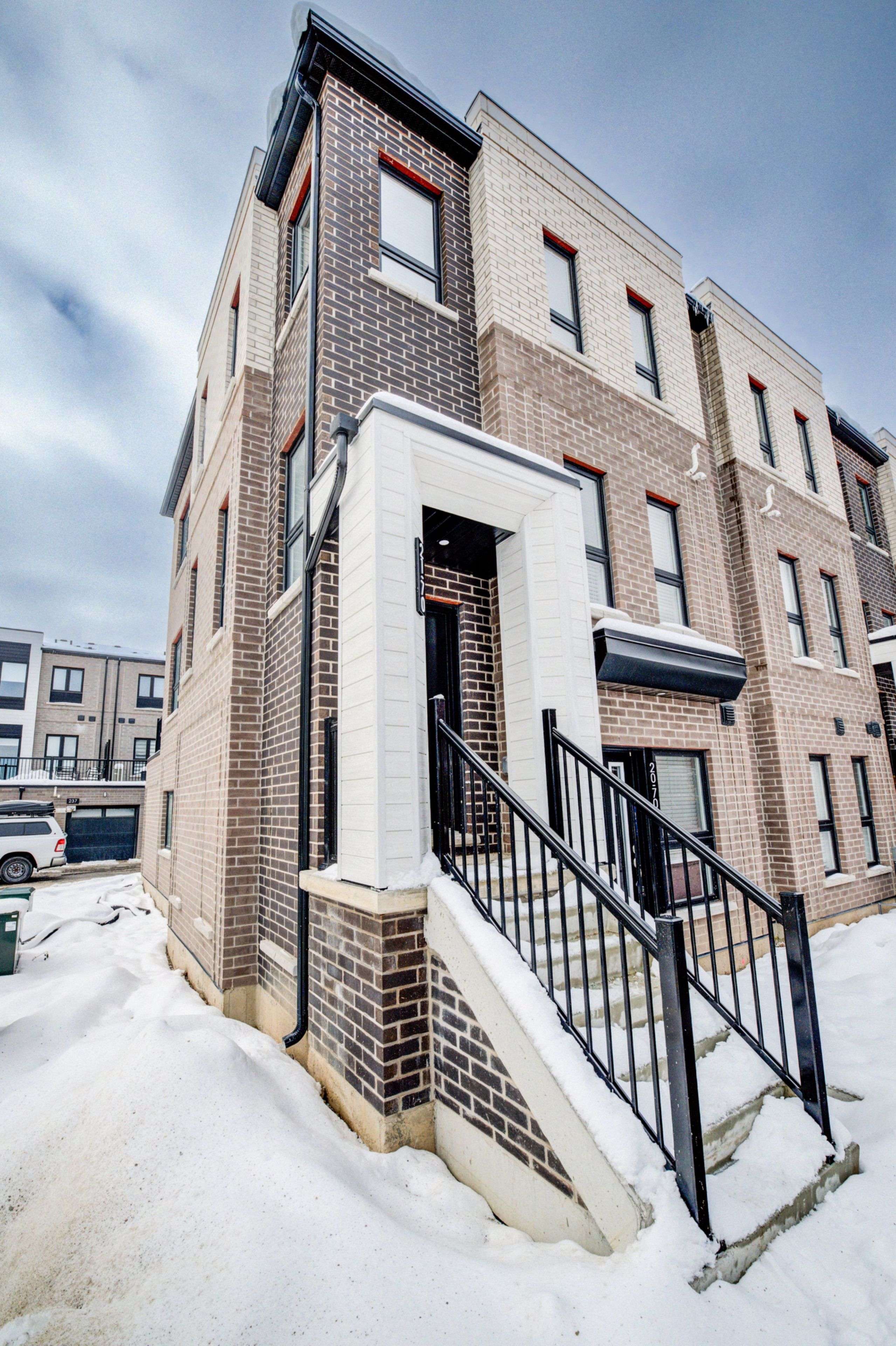 Hamilton, ON L8B 2A9,70 Kenesky DR N #21