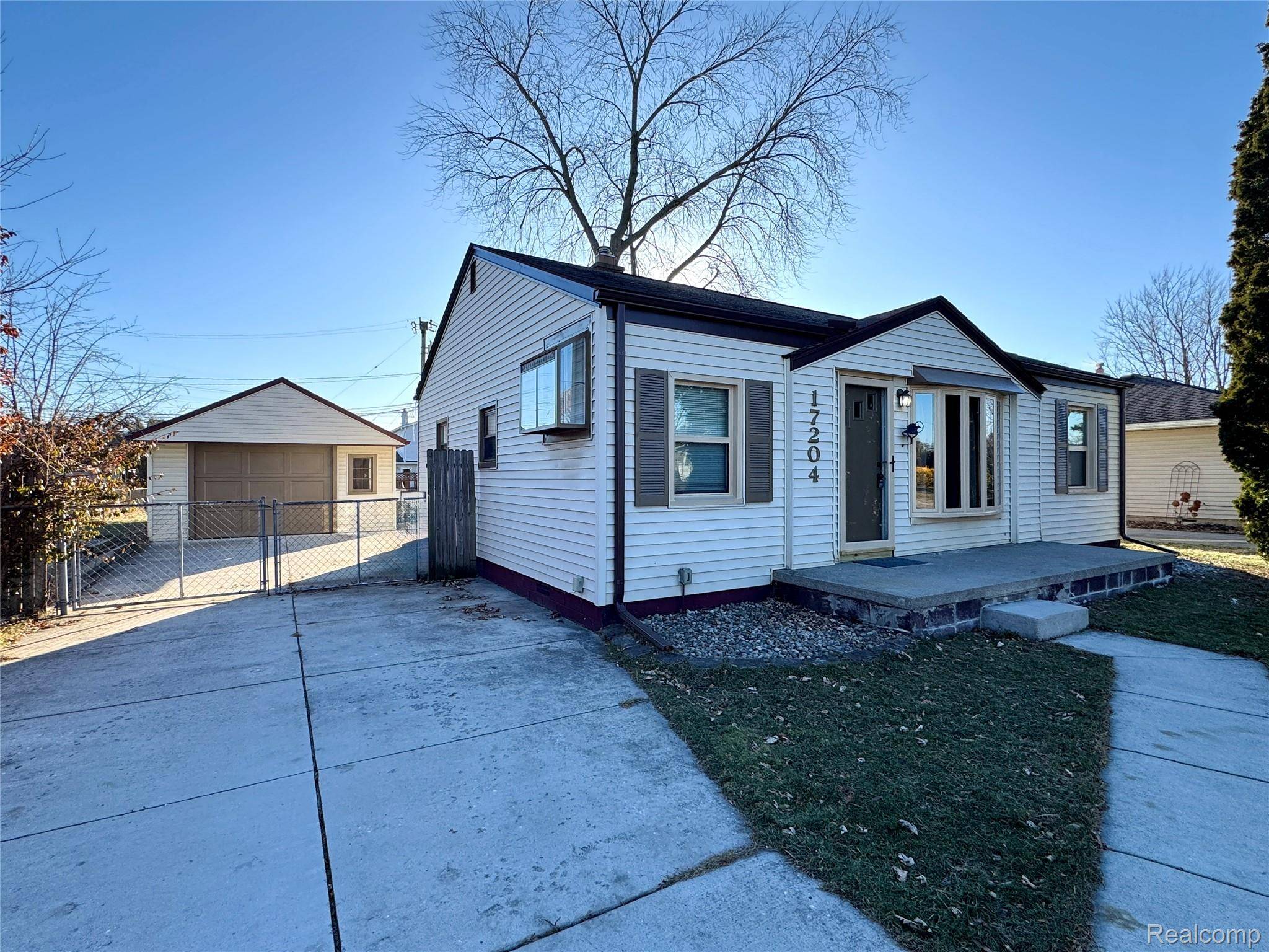 Fraser, MI 48026,17204 Park LN