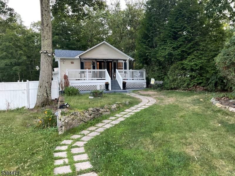 West Milford Twp., NJ 07480,16 Berry Ln