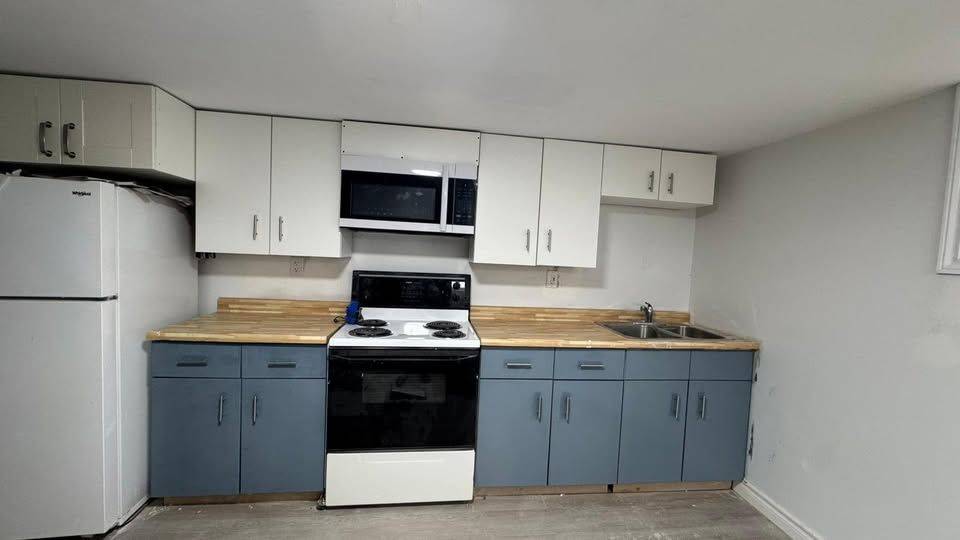 Clarington, ON L1C 1B8,24 parkway CRES