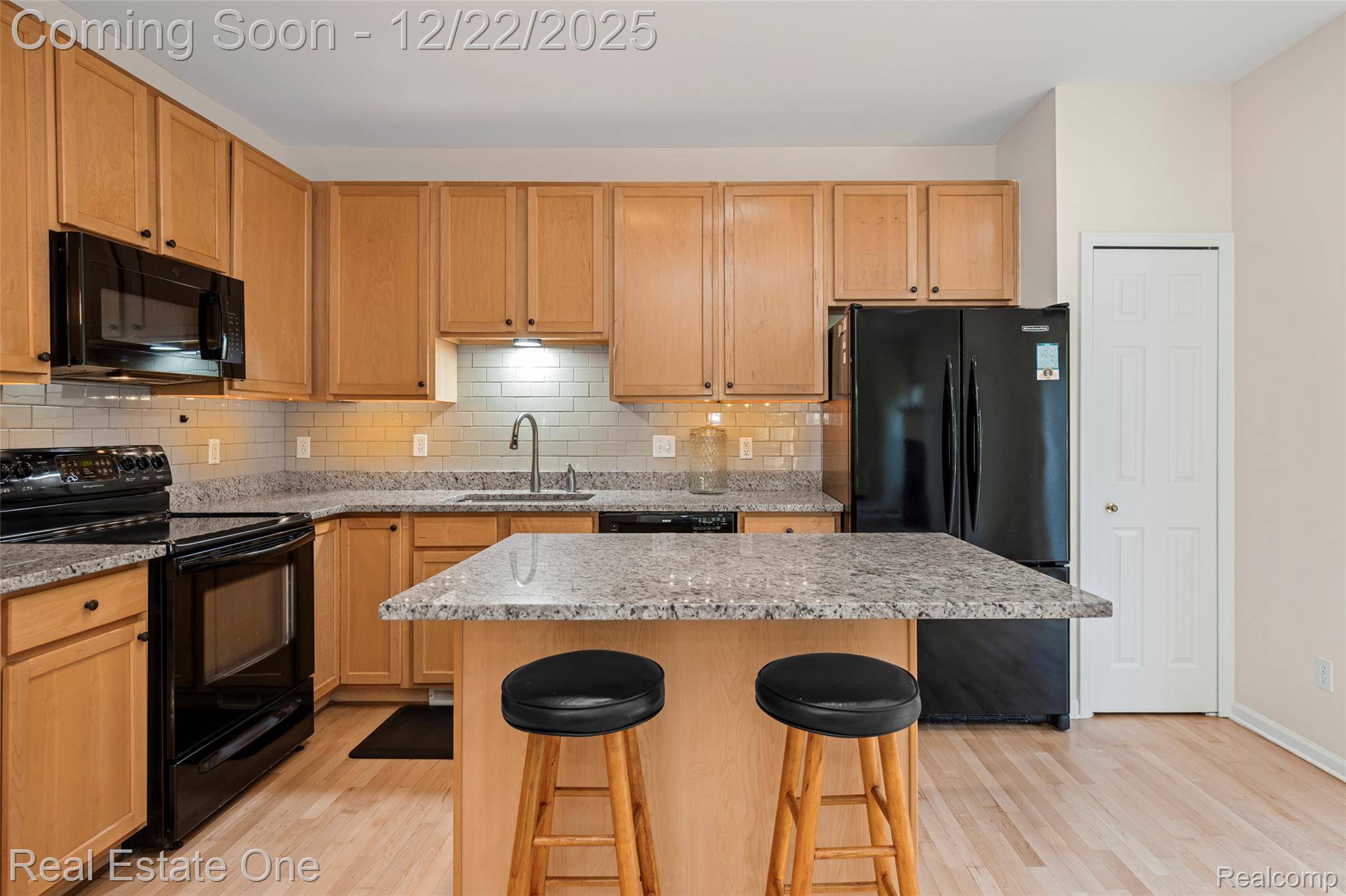 Farmington Hills, MI 48331,38282 Saratoga CIR