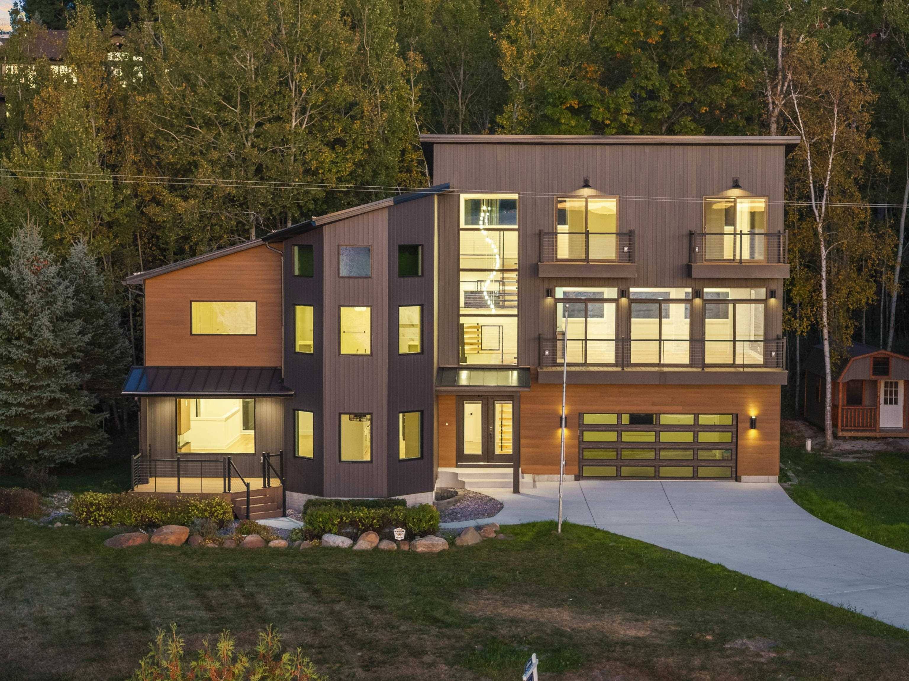 Traverse City, MI 49686,10191 Peninsula DR