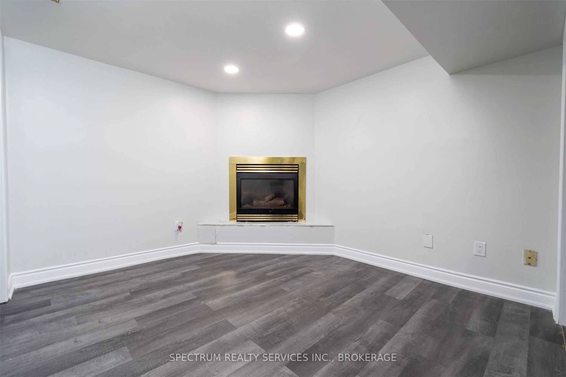 Brampton, ON L6Y 2L7,32 Verity CT #( Basement )