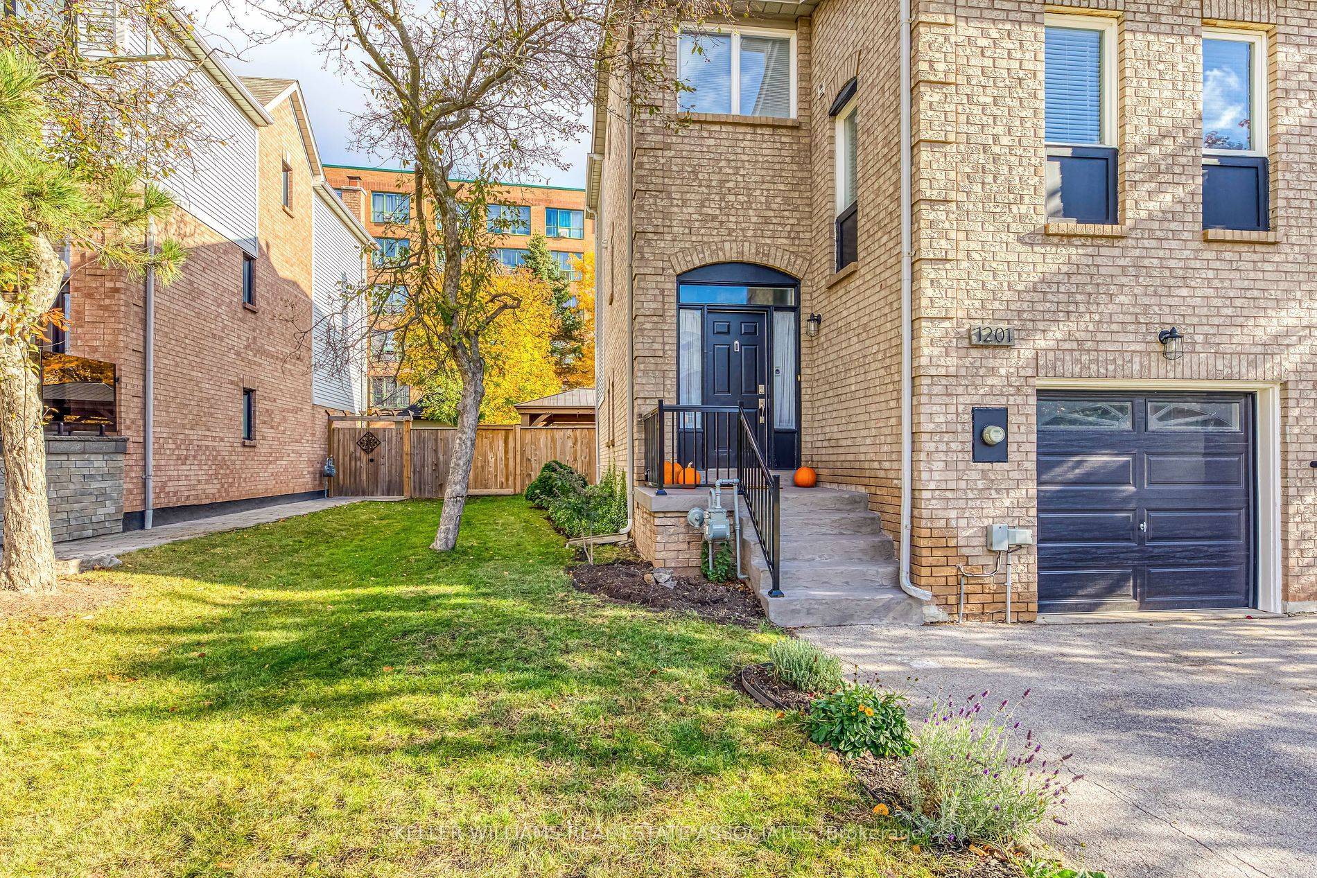 Oakville, ON L6M 3B8,1201 lindsay DR