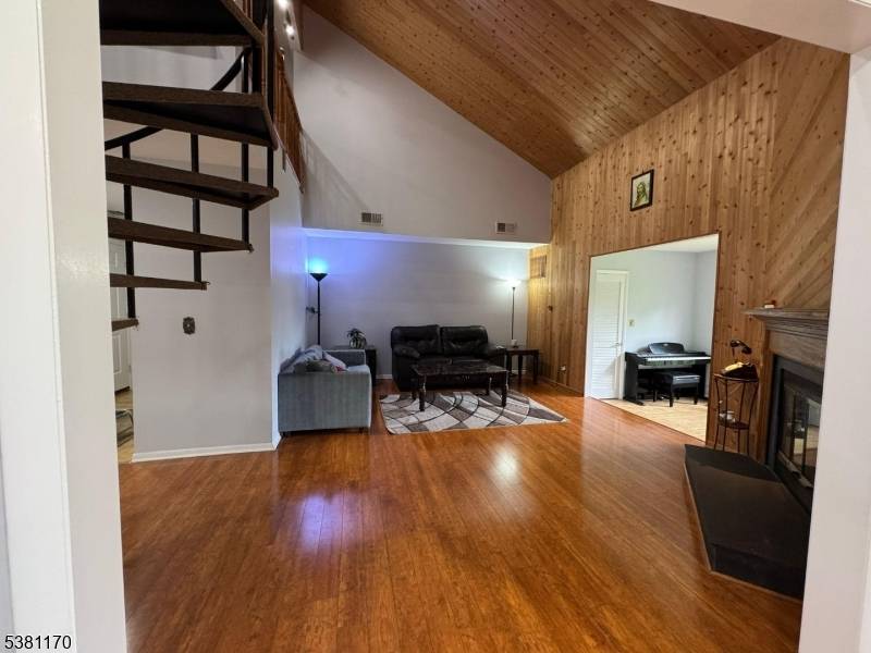 Edison Twp., NJ 08820,166 Hidden Hollow Ct #166