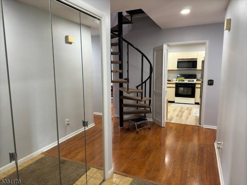 Edison Twp., NJ 08820,166 Hidden Hollow Ct #166