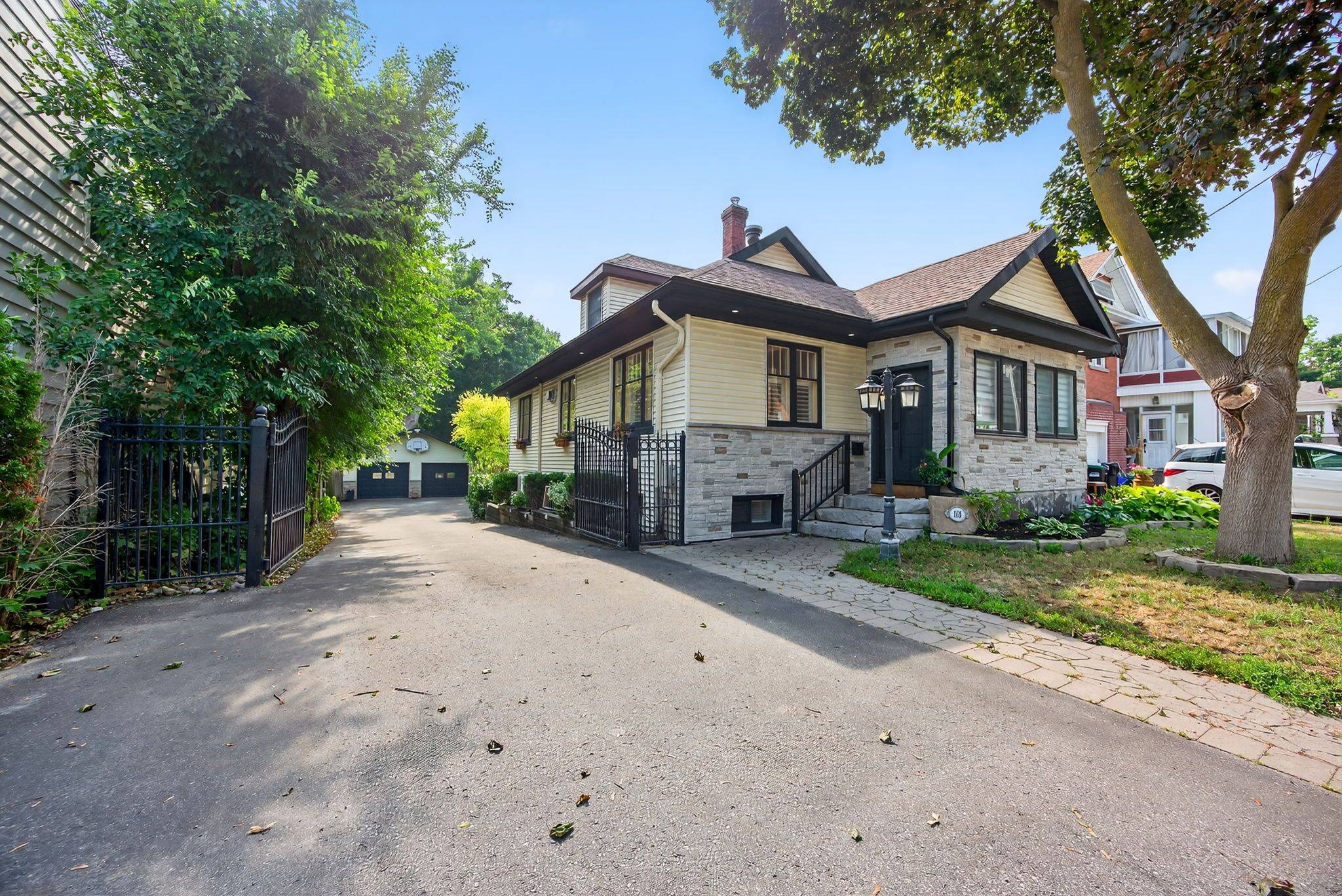 Barrie, ON L4M 3H7,108 Owen ST