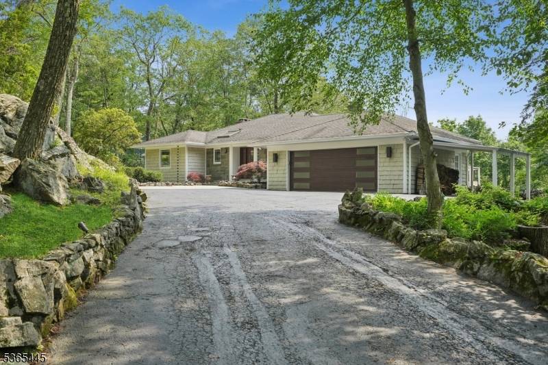 Kinnelon Boro, NJ 07405,8 Hornbeam Ln