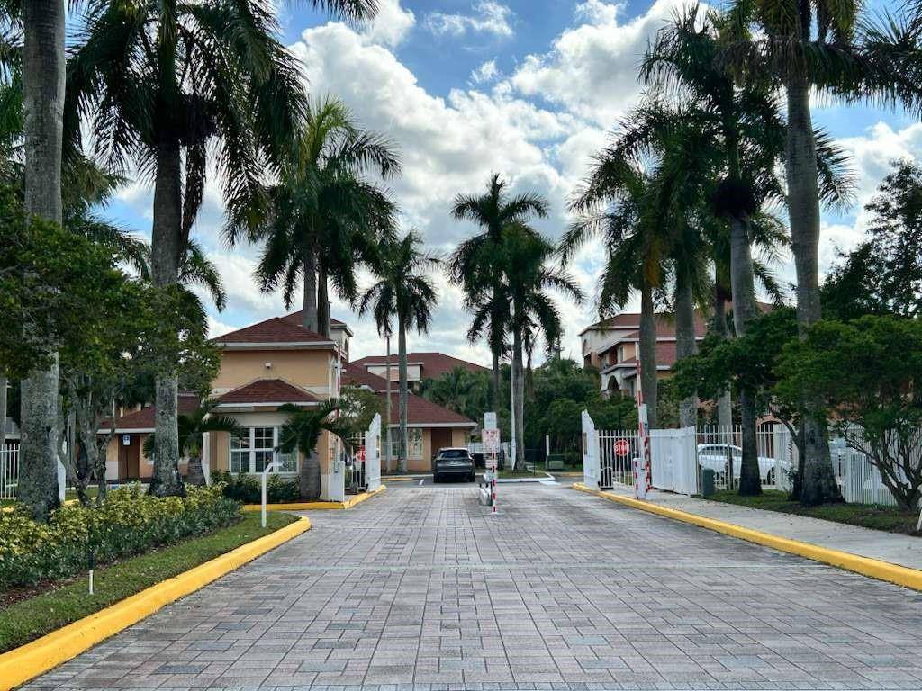 Davie, FL 33314,6900 SW 39th St #305J