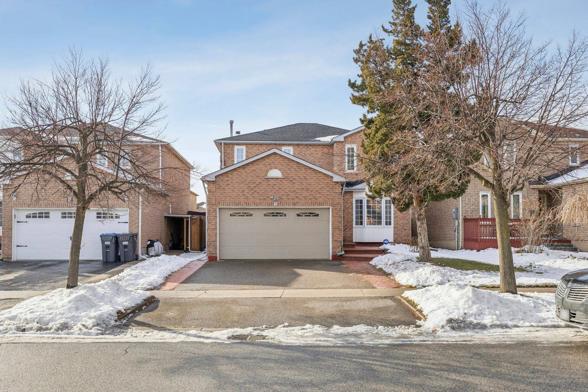 Brampton, ON L6Y 4K8,7 Duggan DR