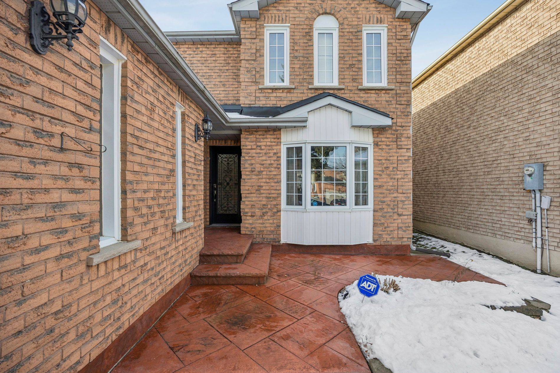 Brampton, ON L6Y 4K8,7 Duggan DR