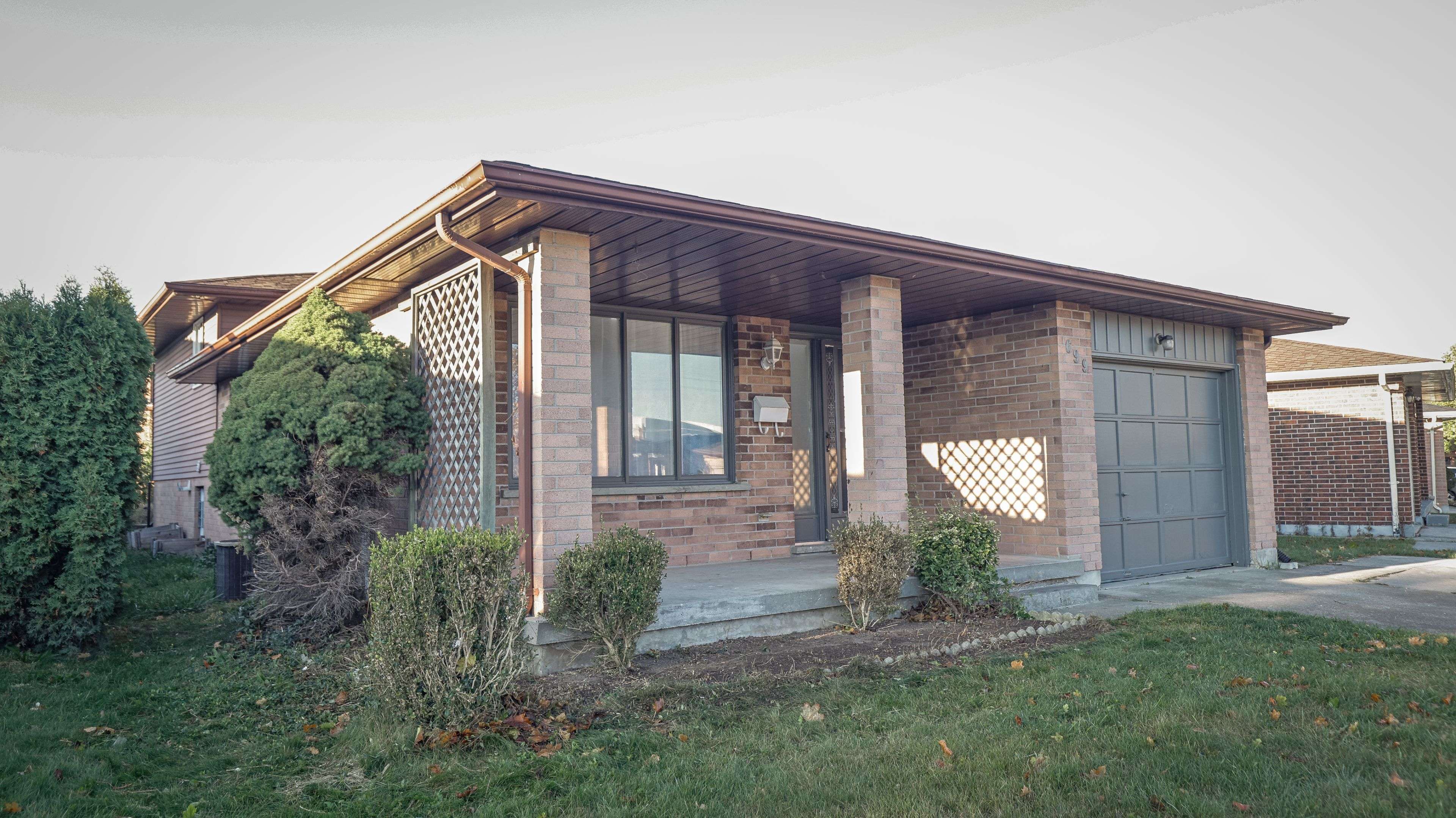 London East, ON N5W 5X1,699 Classic DR #Main